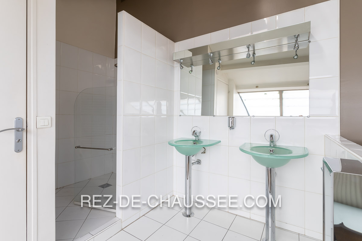 Local commercial avec cave et box à Paris 12 — photo 8