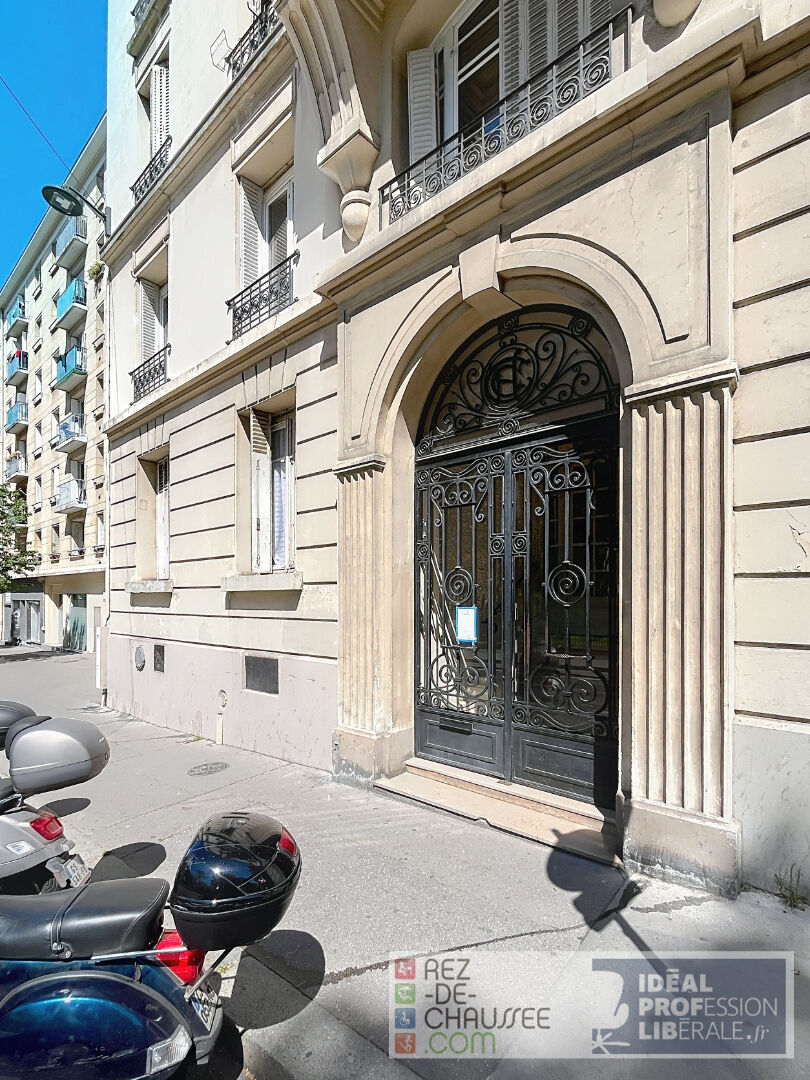 SQUARE CARPEAUX - BEAU STUDIO  DE 40 M2 SUR COUR