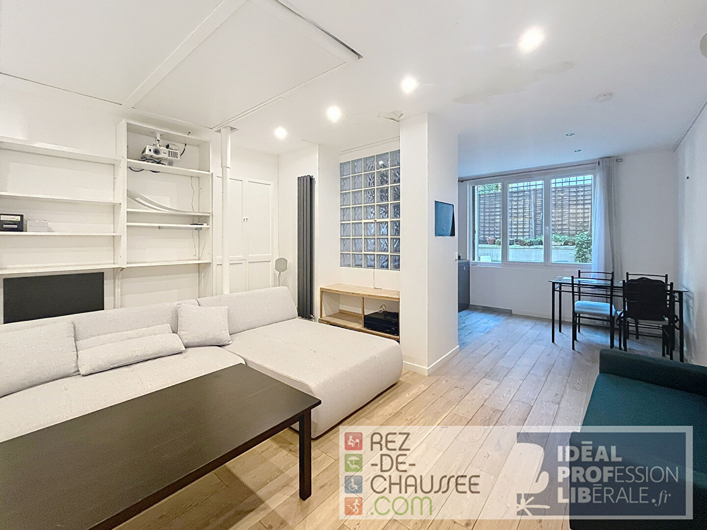 SQUARE CARPEAUX - BEAU STUDIO  DE 40 M2 SUR COUR