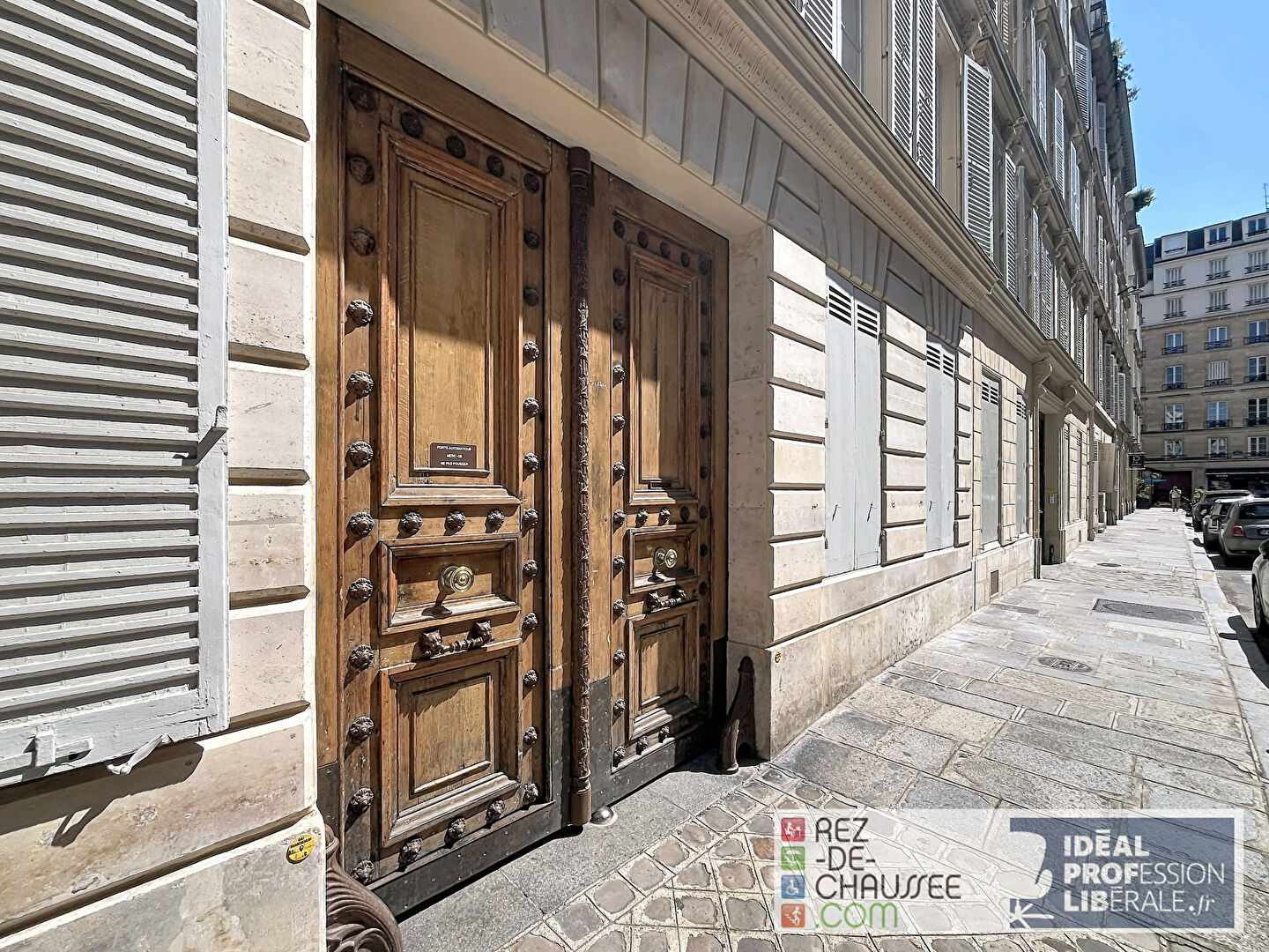 BEL ESPACE TRAVERSANT DE 45M2 SUR RUE ET SUR COUR PAVÉE