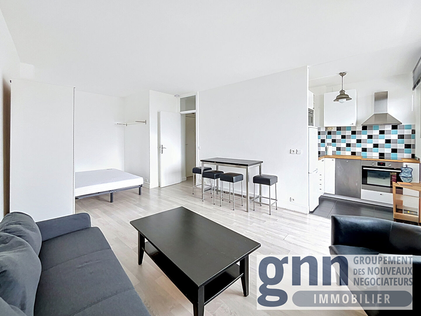 GRAND STUDIO MEUBLÉ AVEC BALCON