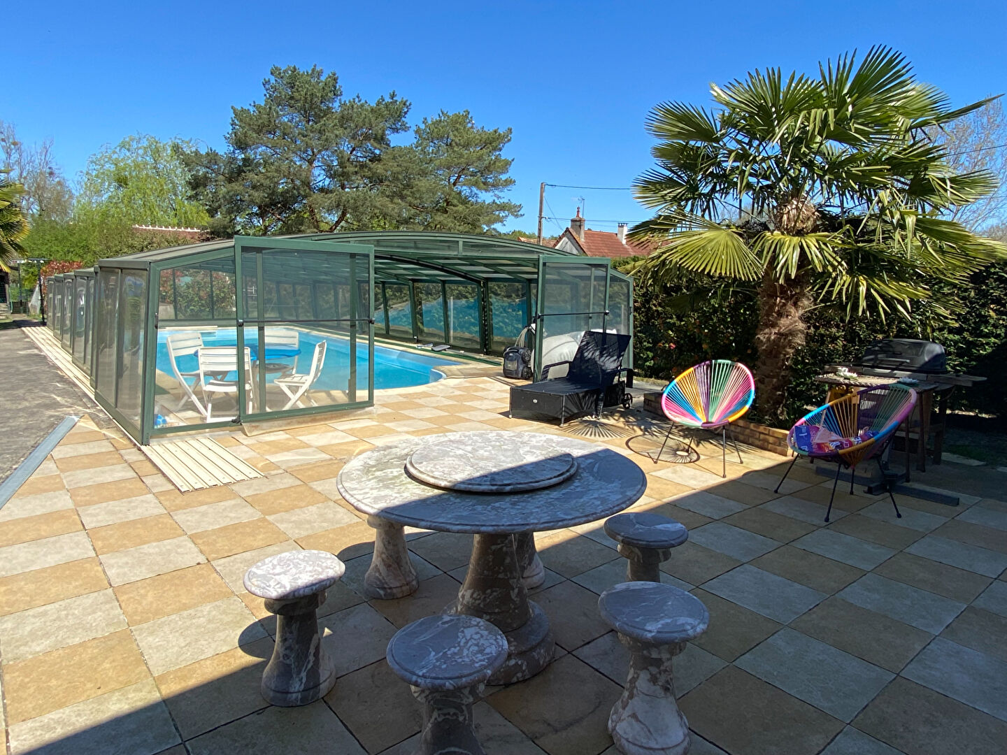 Maison avec Piscine, 4 pièces, garages.