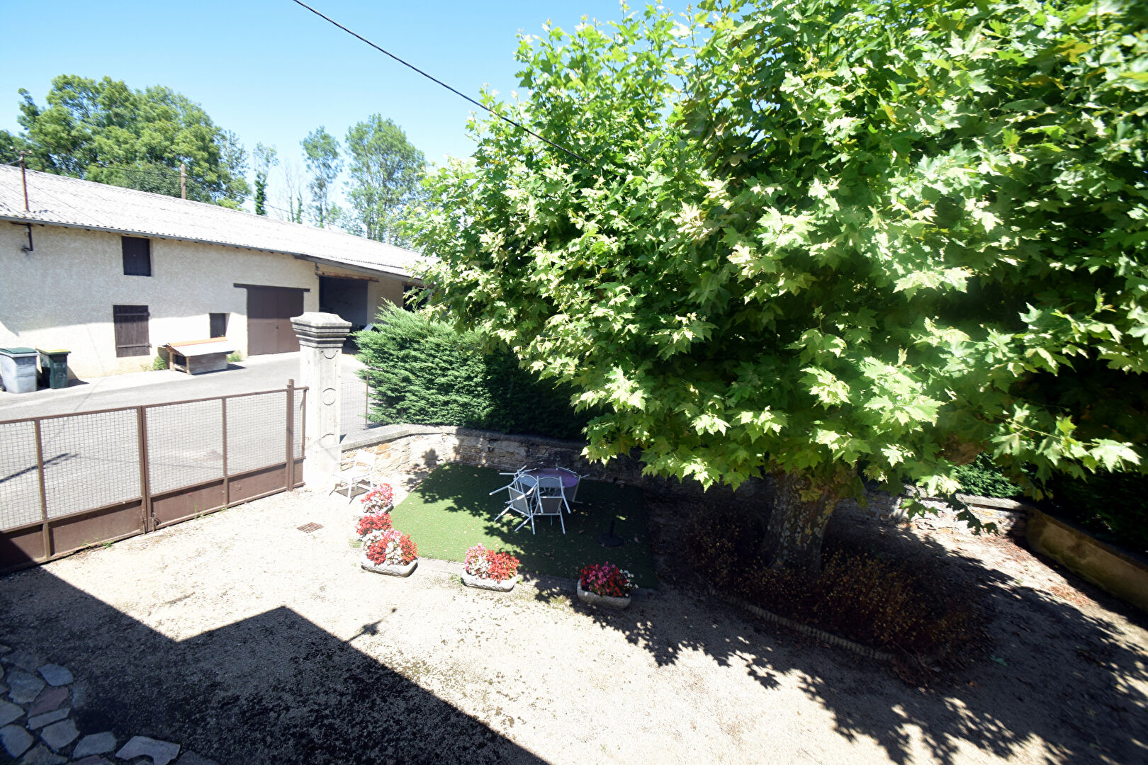 Photo Décines (69150) Maison ancienne de 158m2 avec grand terrain et dépendances image 3/6