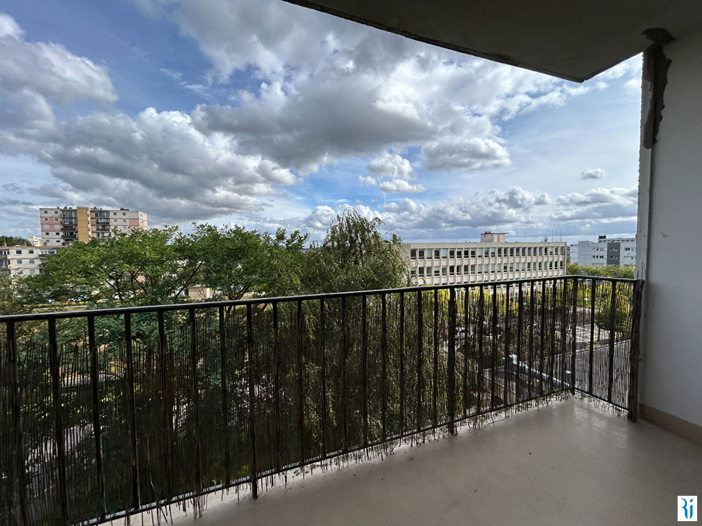 Photo Appartement Mont Saint Aignan, Place Colbert 85.59m² avec balcon et cave. image 1/6