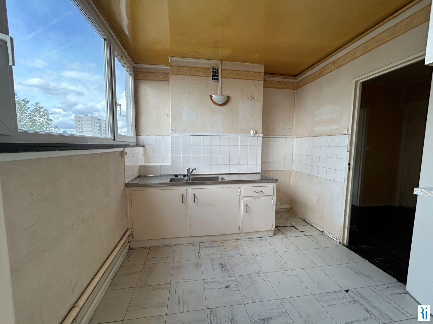 Photo Appartement Mont Saint Aignan, Place Colbert 85.59m² avec balcon et cave. image 2/6