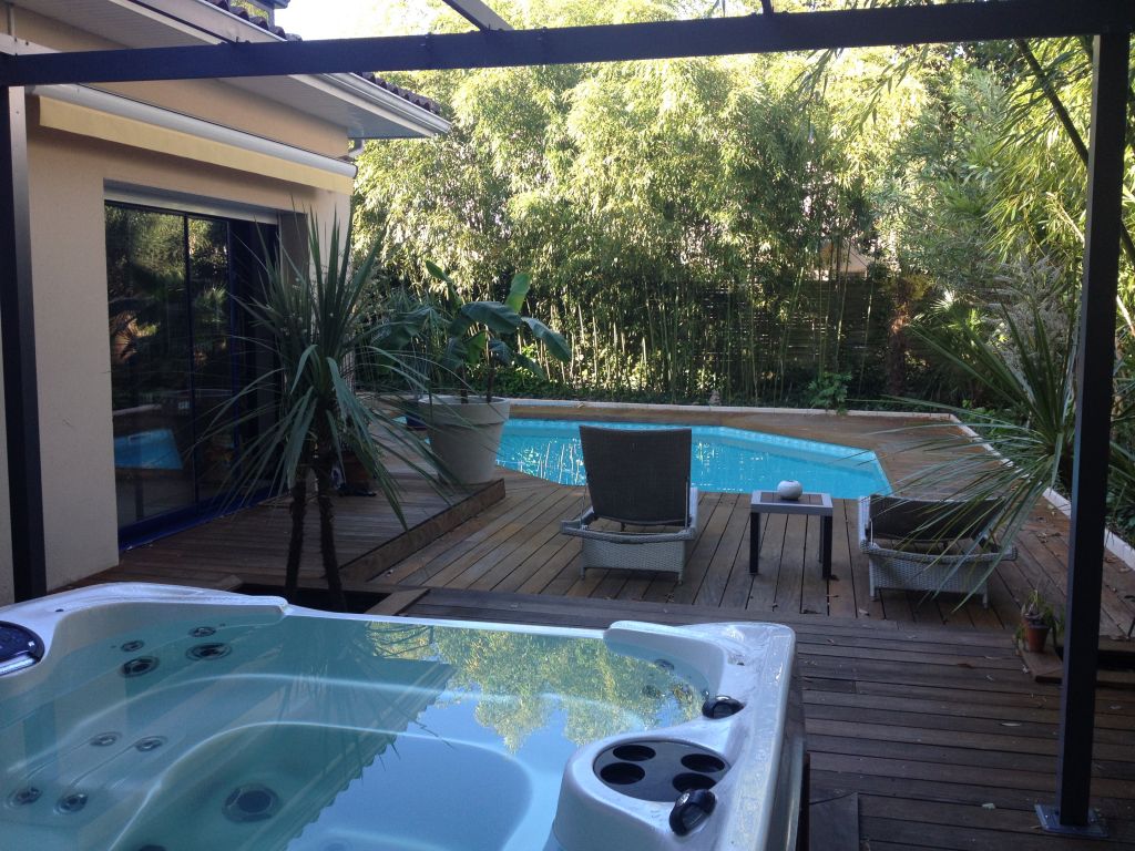 Photo MAISON D'ARCHITECTE ET CONTEMPORAINE AVEC GRANDE TERRASSE DE 100 M2 ET PISCINE image 2/3