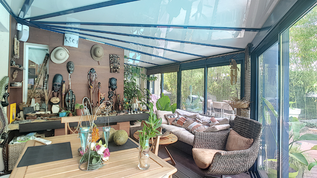 MAISON D'ARCHITECTE ET CONTEMPORAINE AVEC GRANDE TERRASSE,PISCINE ET JACUZZI - BORDEAUX