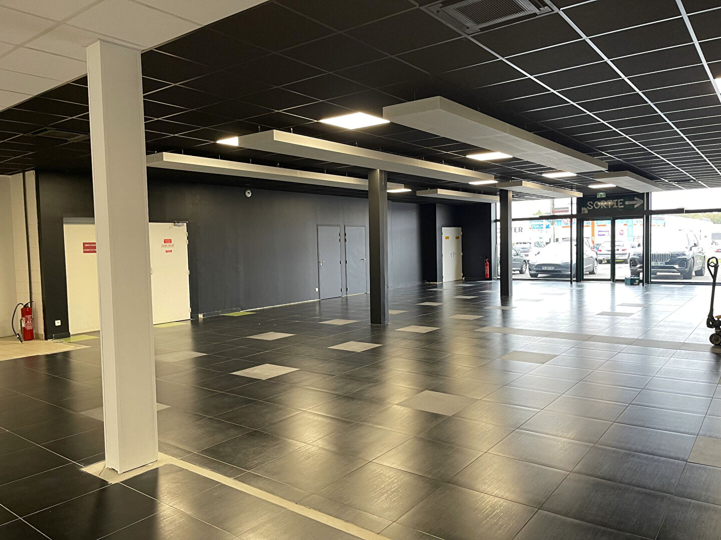 Photo Local commercial 480 m²  - PESSAC image 3/6