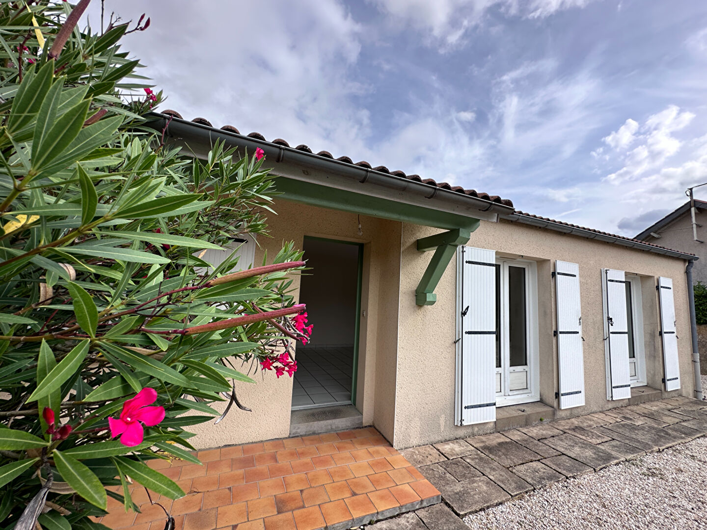 LES SORINIÈRES : Plain pied à deux pas du bourg avec 3 chambres et garage