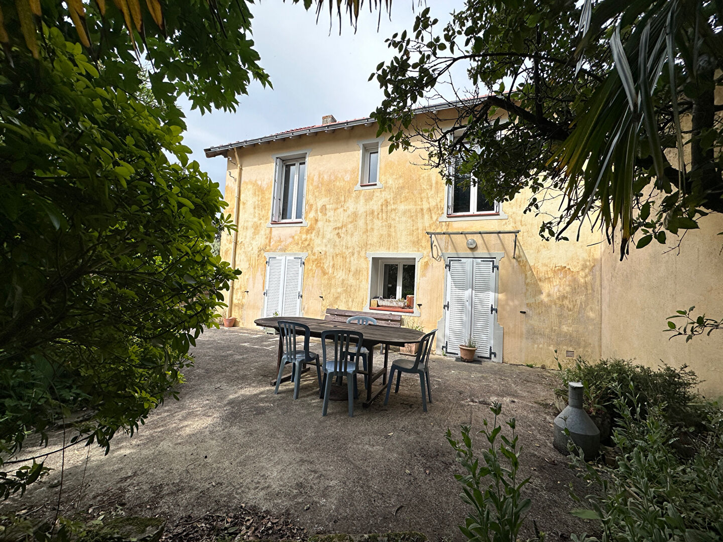 LES SORINIÈRES : Maison plein coeur de bourg avec 5 chambres et jardin