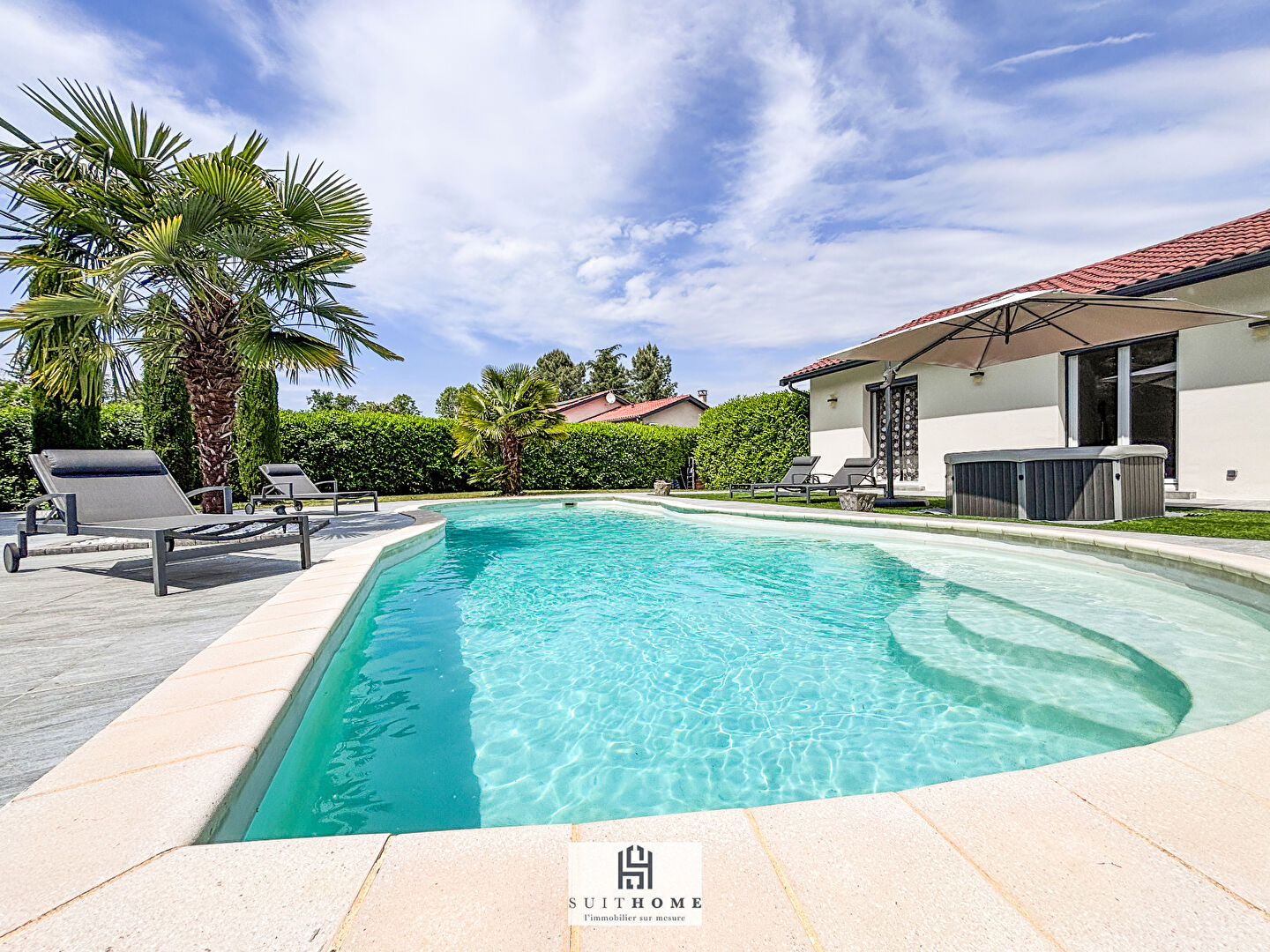 Très grande maison avec piscine au calme en fond d'impasse à vendre