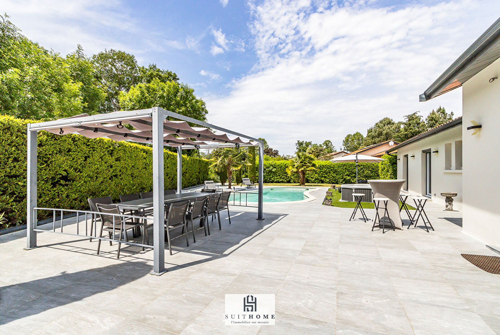 Photo Très grande maison avec piscine au calme en fond d'impasse à vendre image 5/6