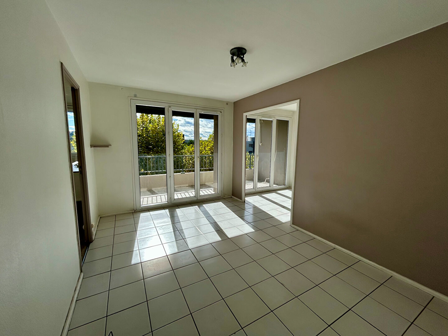 Photo T2 52m2 avec terrasse de 10 m2 - ECULLY image 2/6