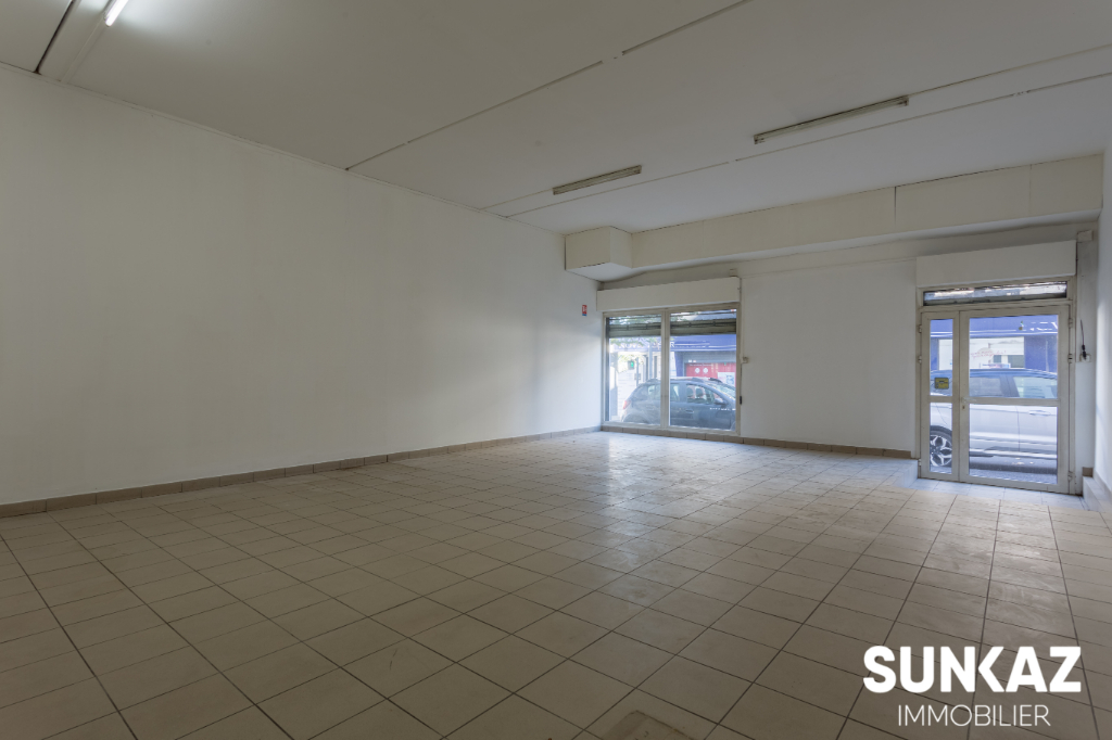 SAINT PIERRE CENTRE - Local commercial  70 m²- LOYER 1 300  HT
