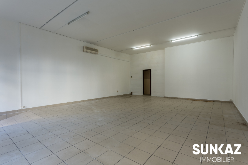 Photo SAINT PIERRE CENTRE - Local commercial  70 m²- LOYER 1 300  HT image 2/3