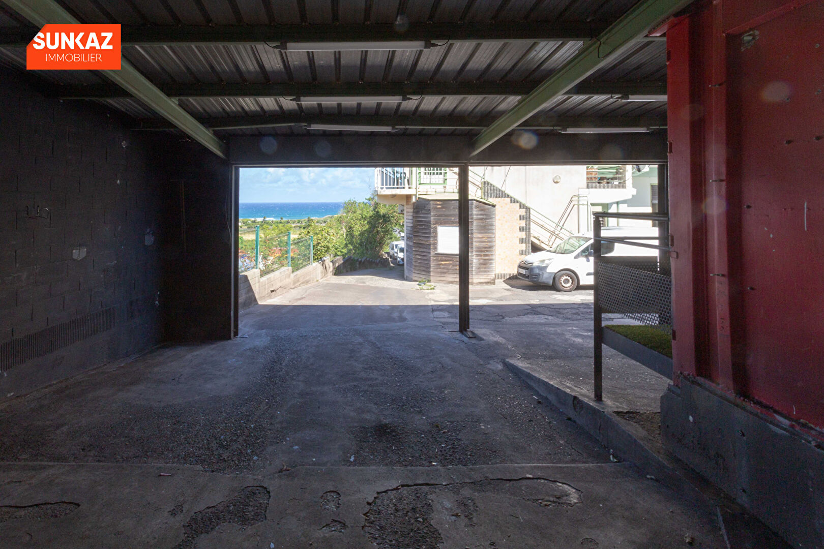 Photo A louer- St Pierre-Local commercial 200 m²+stationnements-Zone industrielle-Excellente visibilité image 2/6