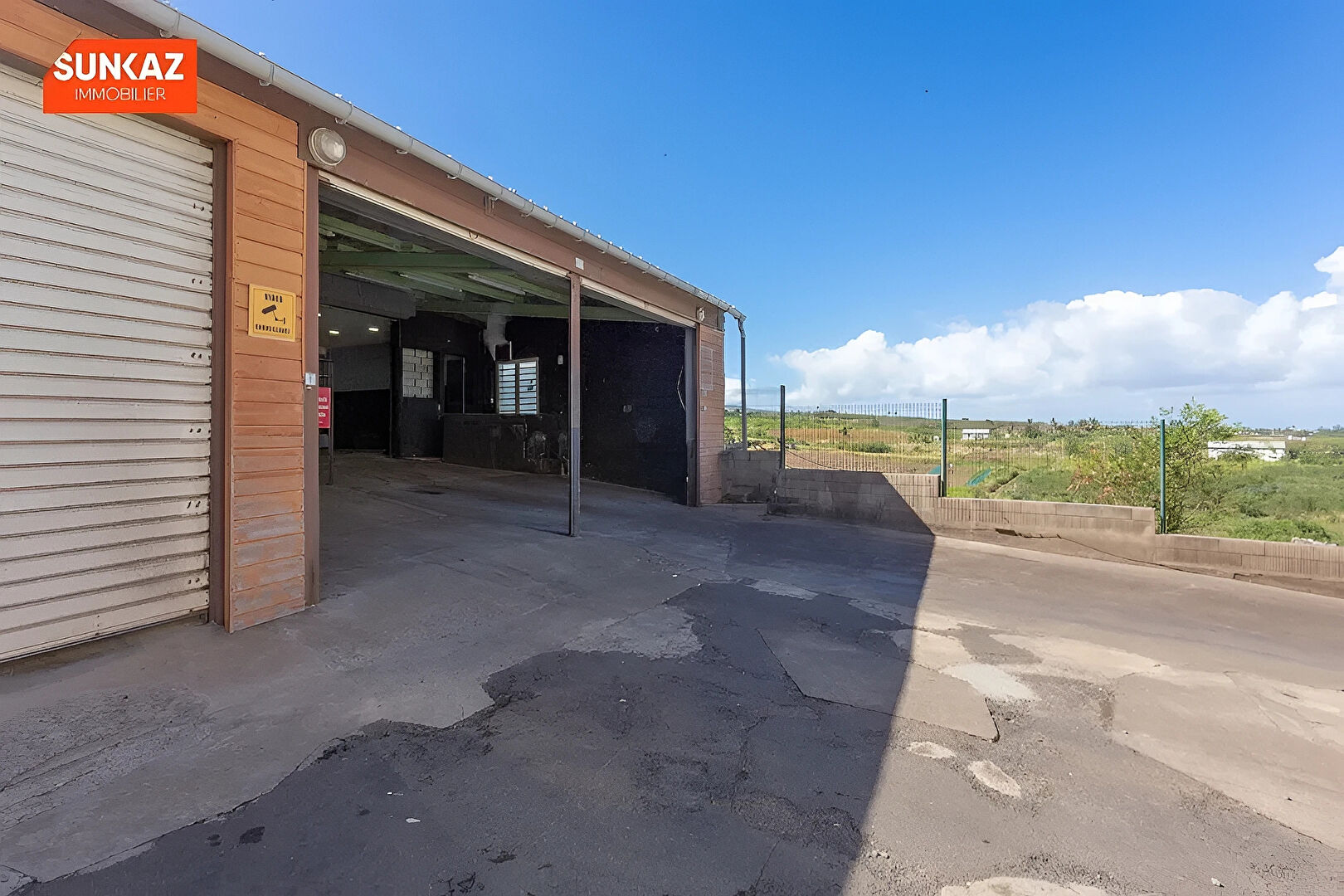 Photo A louer- St Pierre-Local commercial 200 m²+stationnements-Zone industrielle-Excellente visibilité image 3/6