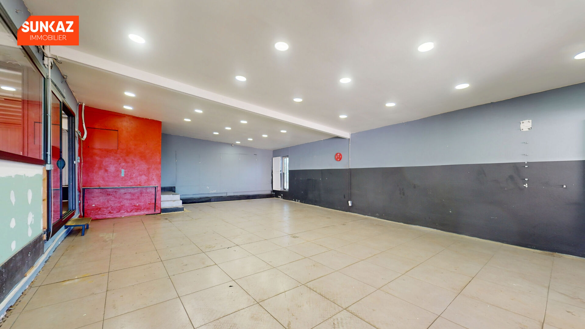 Photo A louer- St Pierre-Local commercial 200 m²+stationnements-Zone industrielle-Excellente visibilité image 4/6