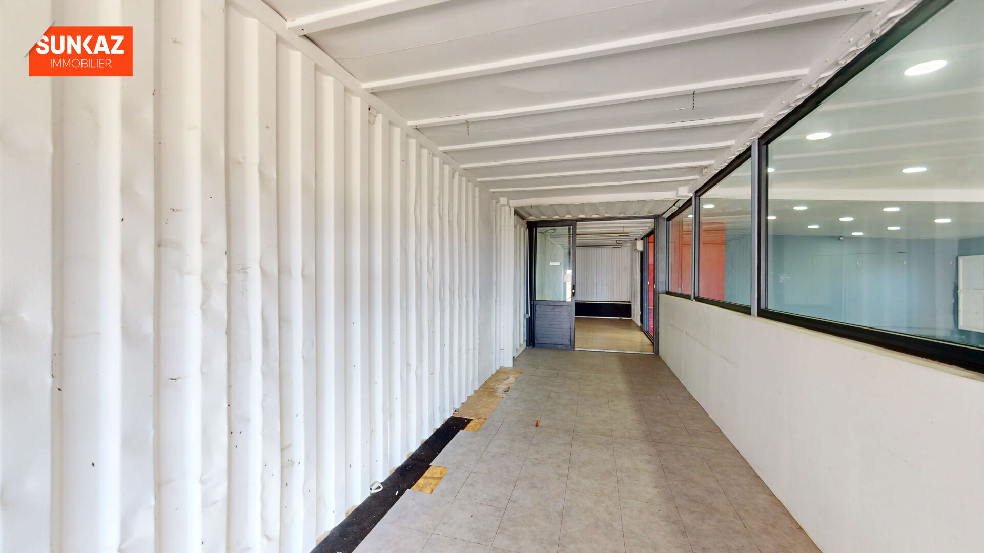 Photo A louer- St Pierre-Local commercial 200 m²+stationnements-Zone industrielle-Excellente visibilité image 5/6