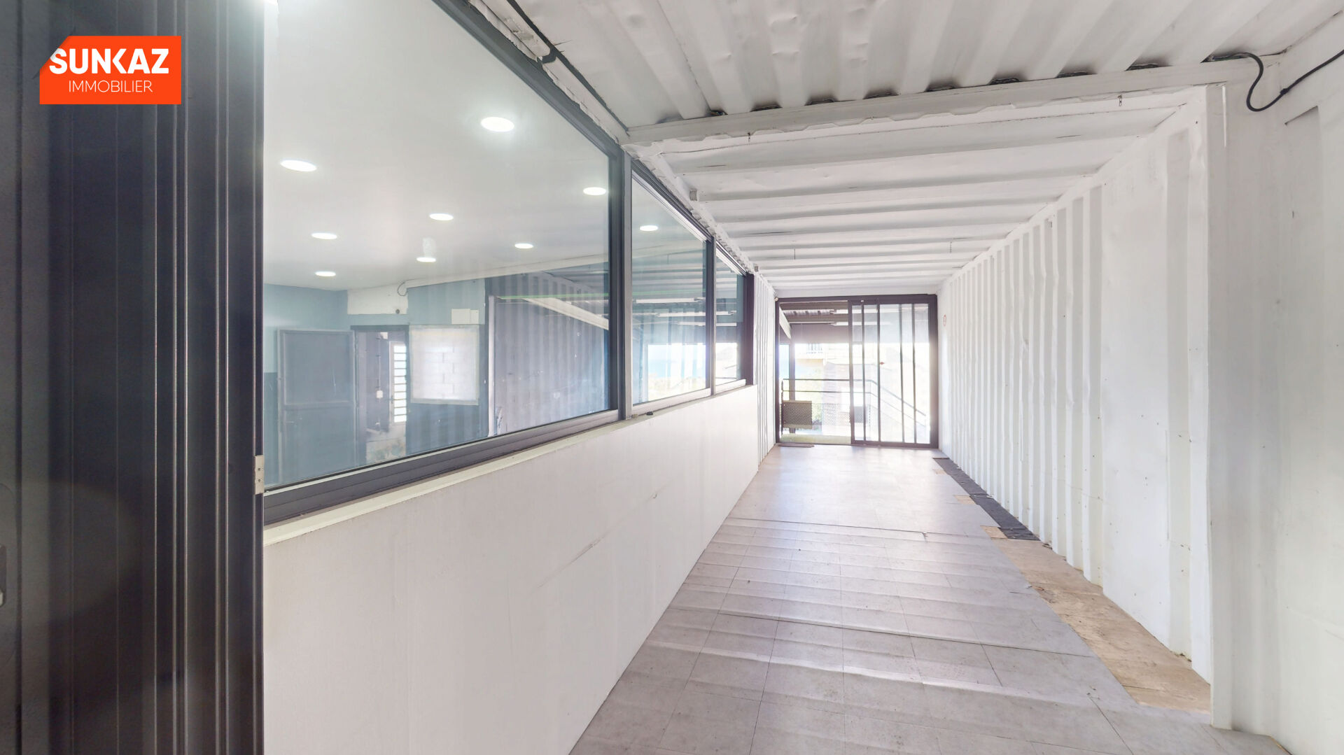 Photo A louer- St Pierre-Local commercial 200 m²+stationnements-Zone industrielle-Excellente visibilité image 6/6