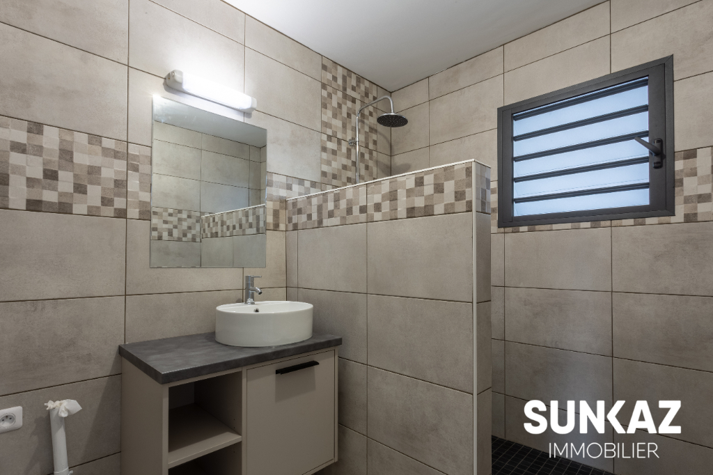 Photo A louer LA POSSESSION  - Appartement F4 en duplex - Loyer 1387 CC - Libre à partir du 1er novembre image 5/6