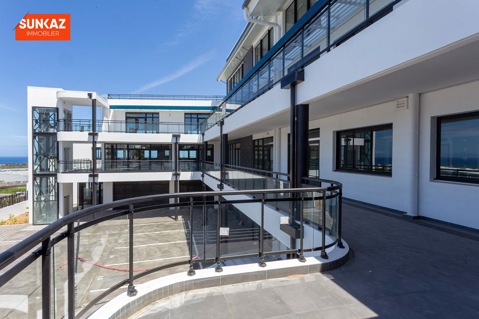 Saint Pierre  centre ville - Local neuf de 213 m²  -  Loyer 4475  HC