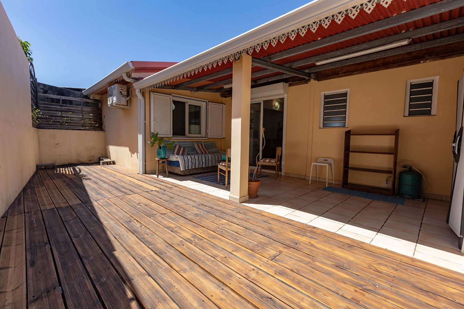 A louer à St Pierre Gd-Bois - Maison meublée F4 (75 m²) - Loyer 1 550 CC - Disponible dès maintenant.