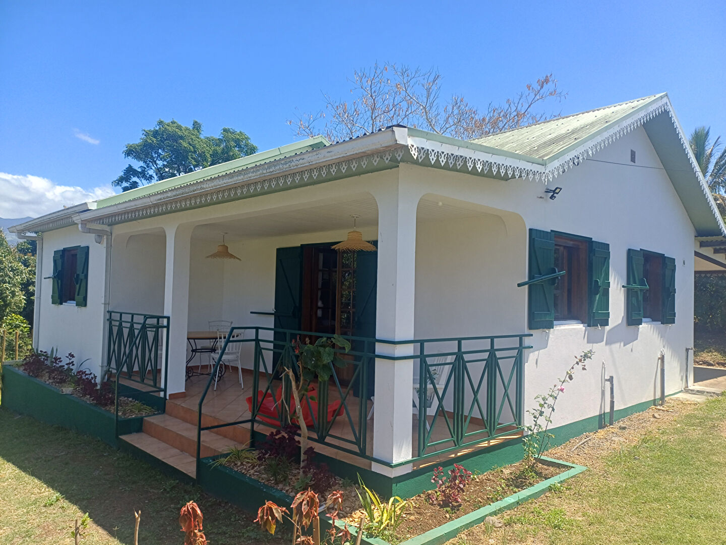 SAINT PIERRE -Maison  F4 meublée de 90 m2 entièrement rénovée sur Terrain de 1 000 m² - Loyer 1 720 TTC -Disponible des suite