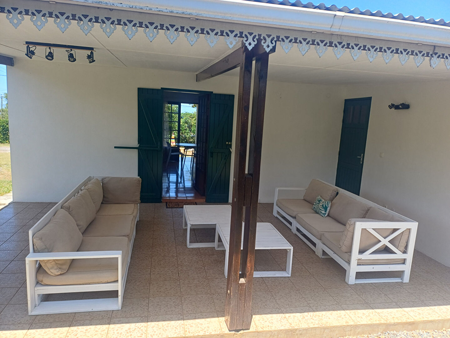 Photo SAINT PIERRE -Maison  F4 meublée de 90 m2 entièrement rénovée sur Terrain de 1 000 m² - Loyer 1 720 TTC -Disponible des suite image 2/6