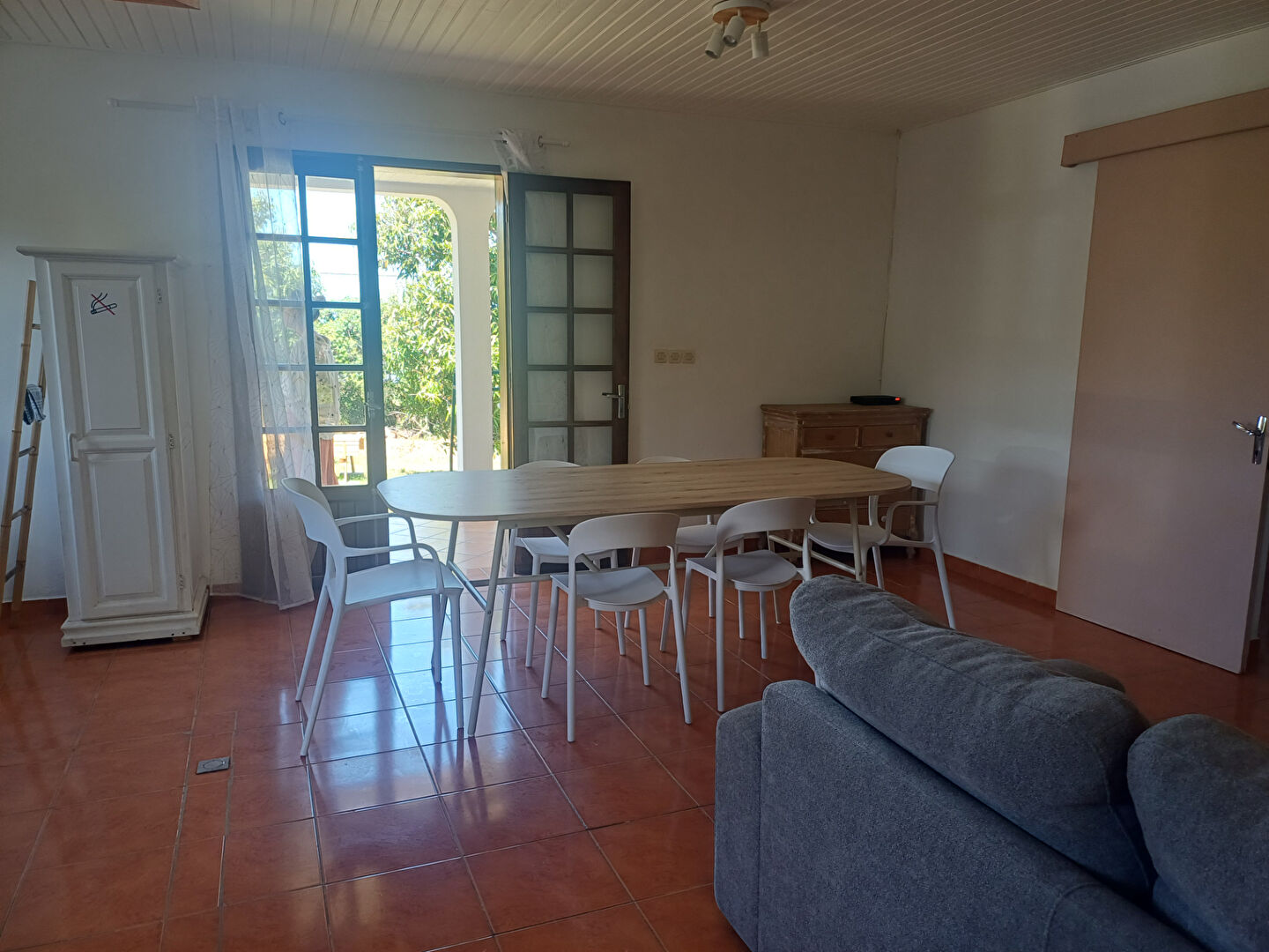 Photo SAINT PIERRE -Maison  F4 meublée de 90 m2 entièrement rénovée sur Terrain de 1 000 m² - Loyer 1 720 TTC -Disponible des suite image 4/6