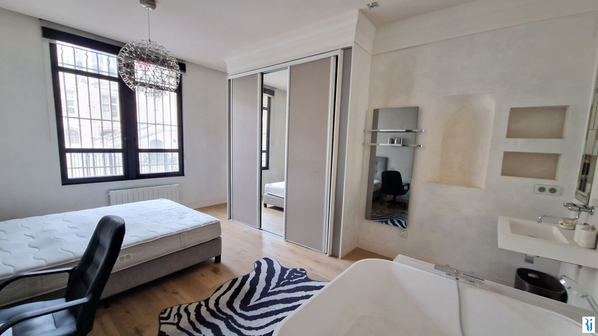 Photo F2 MEUBLE D'EXCEPTION  - ROUEN PALAIS DE JUSTICE image 6/6