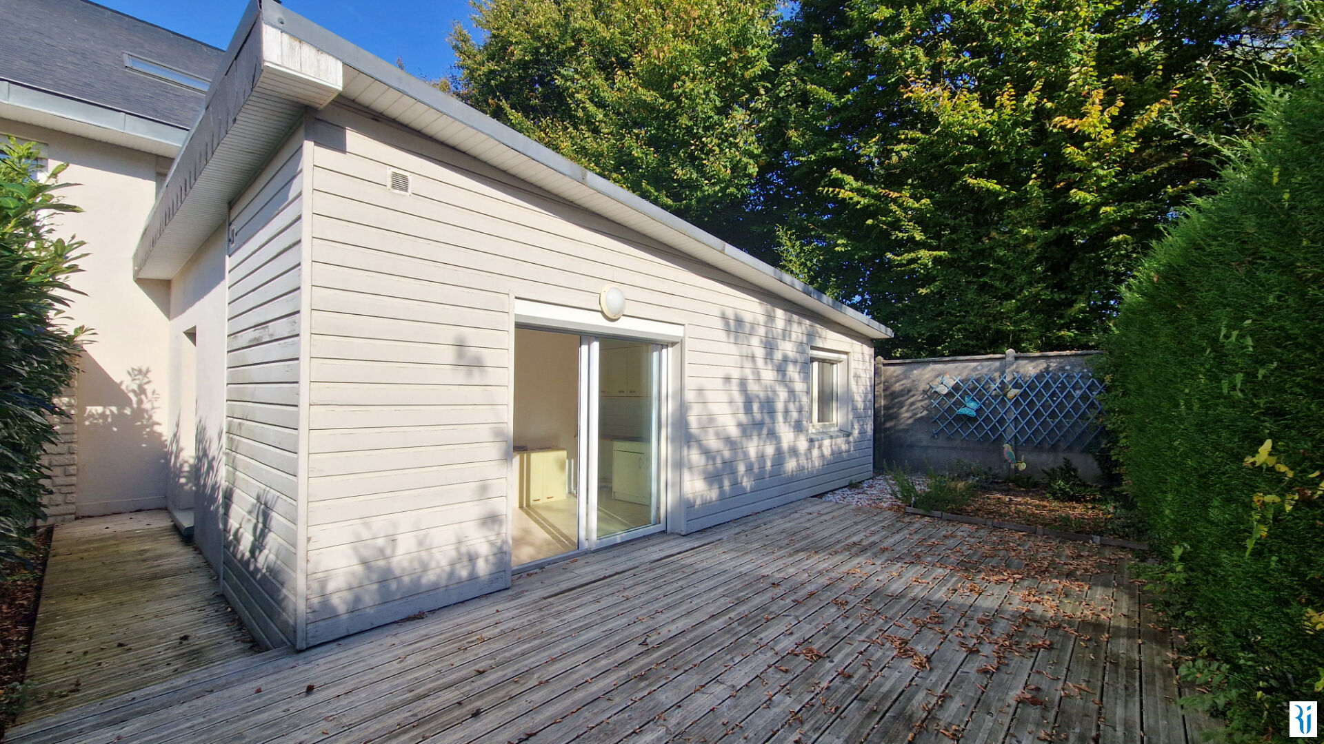 F2 BIS AVEC DEUX PARKINGS ET TERRASSES- ISNEAUVILLE RUE DE LA RONCE