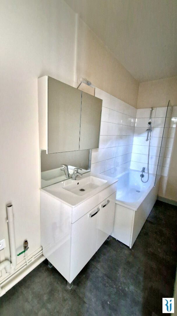 Photo F2  ROUEN RUE DUGUAY TROUIN image 5/6