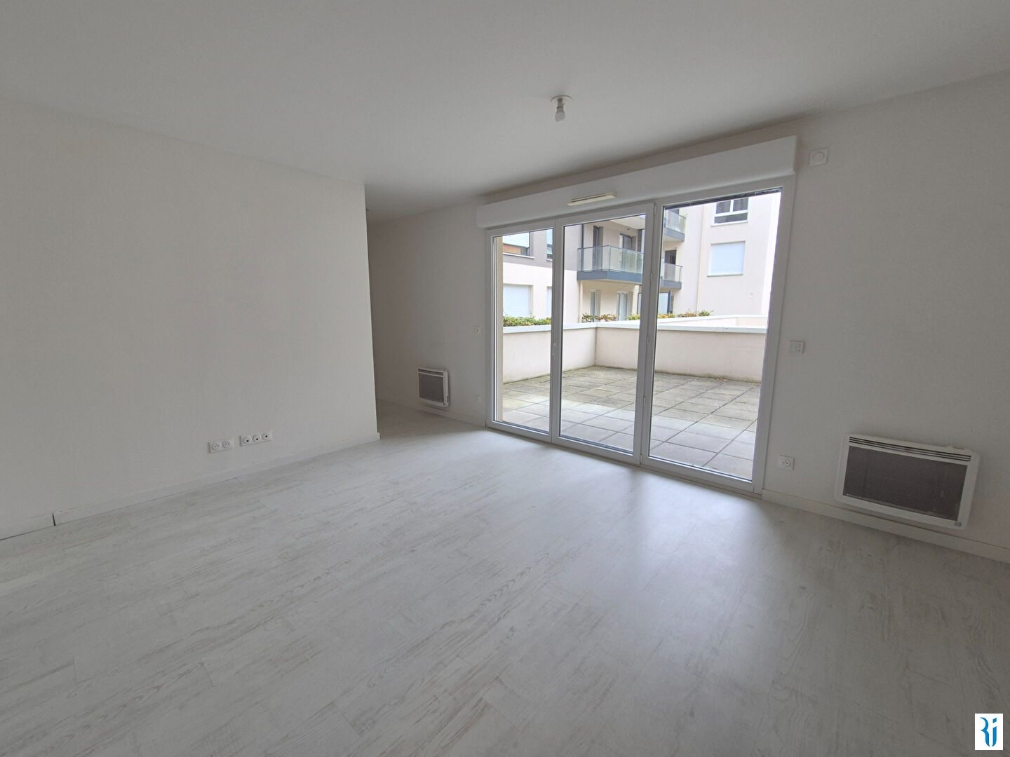 F2 NEUF AVEC TERRASSE ET PARKING - BIHOREL