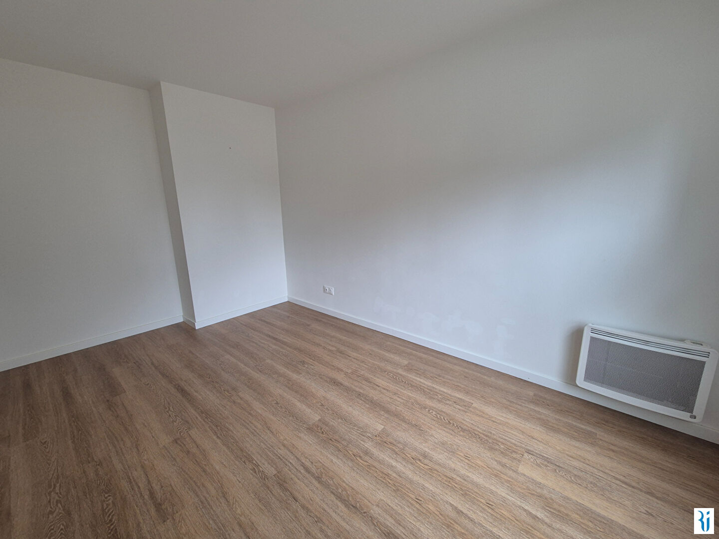 Photo F2 NEUF AVEC TERRASSE ET PARKING - BIHOREL image 5/6