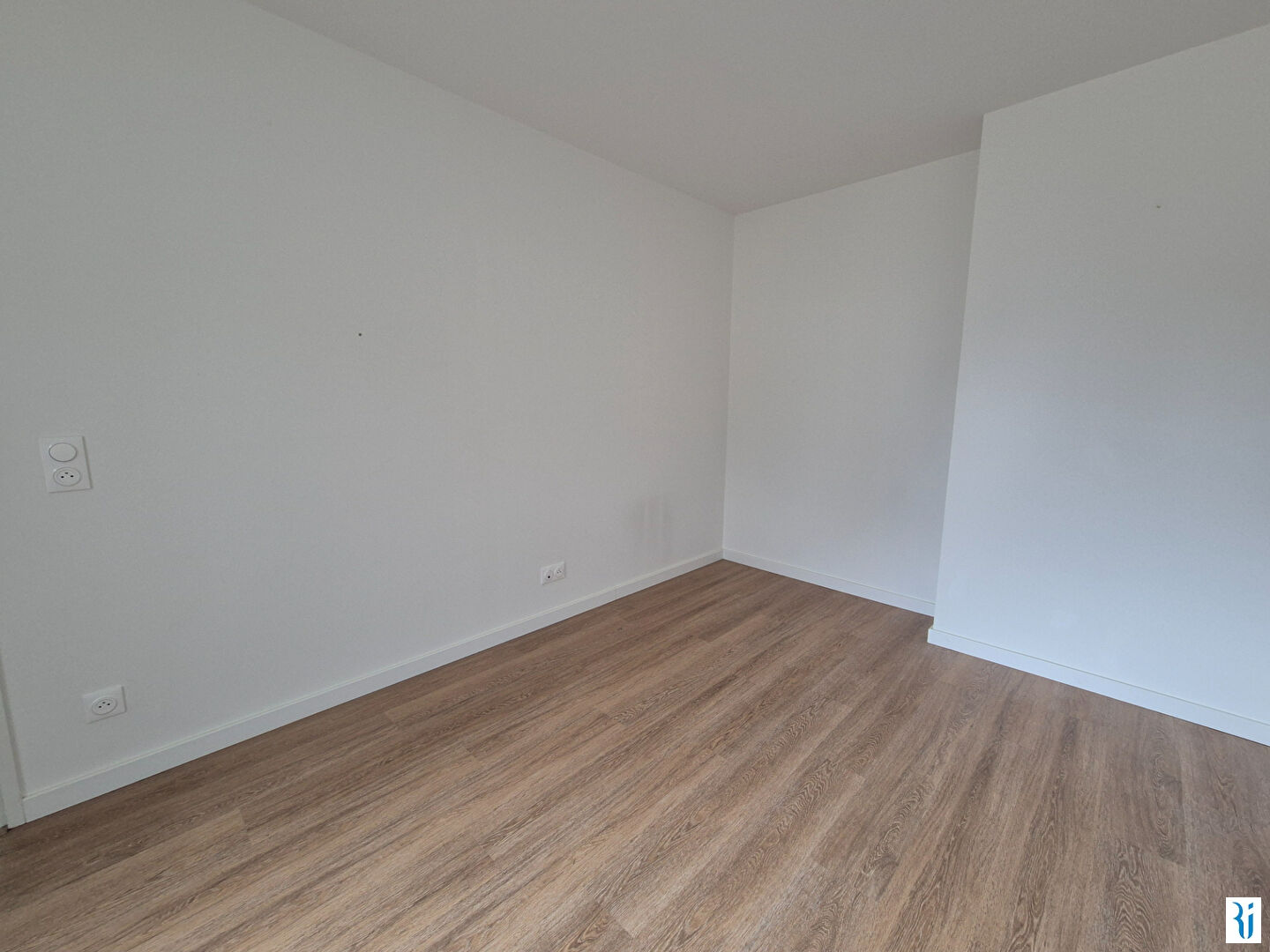 Photo F2 NEUF AVEC TERRASSE ET PARKING - BIHOREL image 6/6