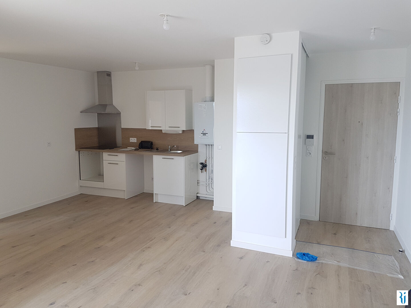 F3 NEUF BALCON ET PARKINGS - MESNIL ESNARD