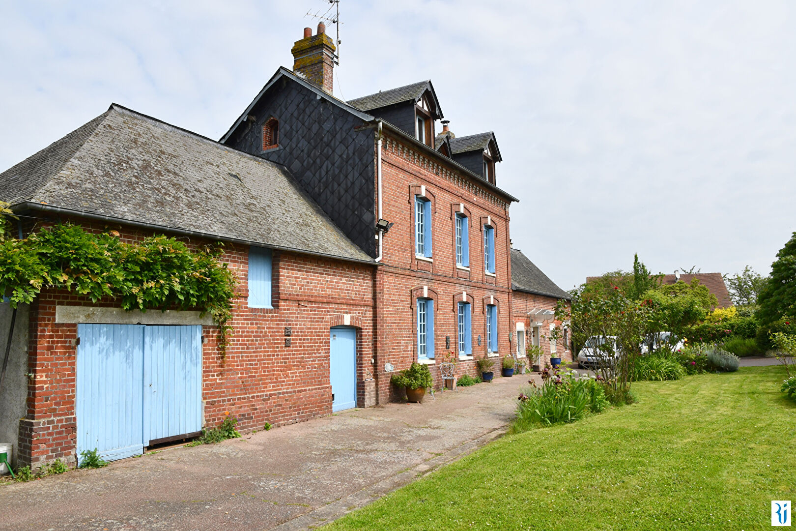 Photo Maison Montmain 6 pièce(s) 146.20 m2 avec dépendances et vergers image 1/6