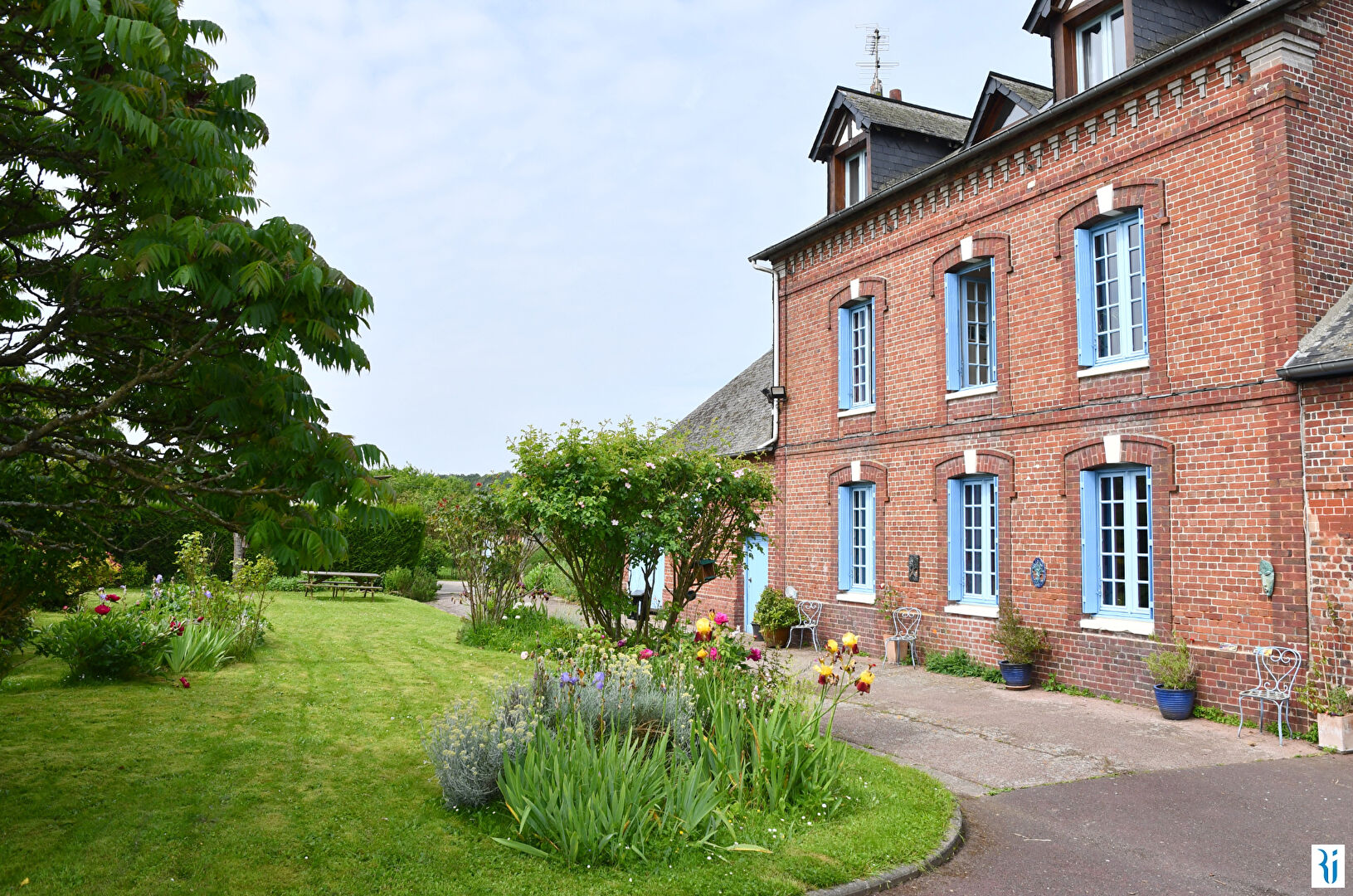 Photo Maison Montmain 6 pièce(s) 146.20 m2 avec dépendances et vergers image 4/6