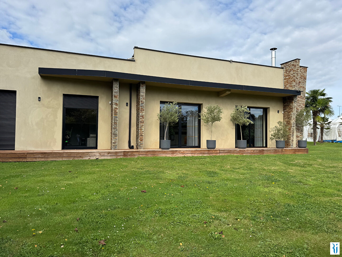 Photo Maison Canteleu 4 pièce(s) 237 m2 image 1/6