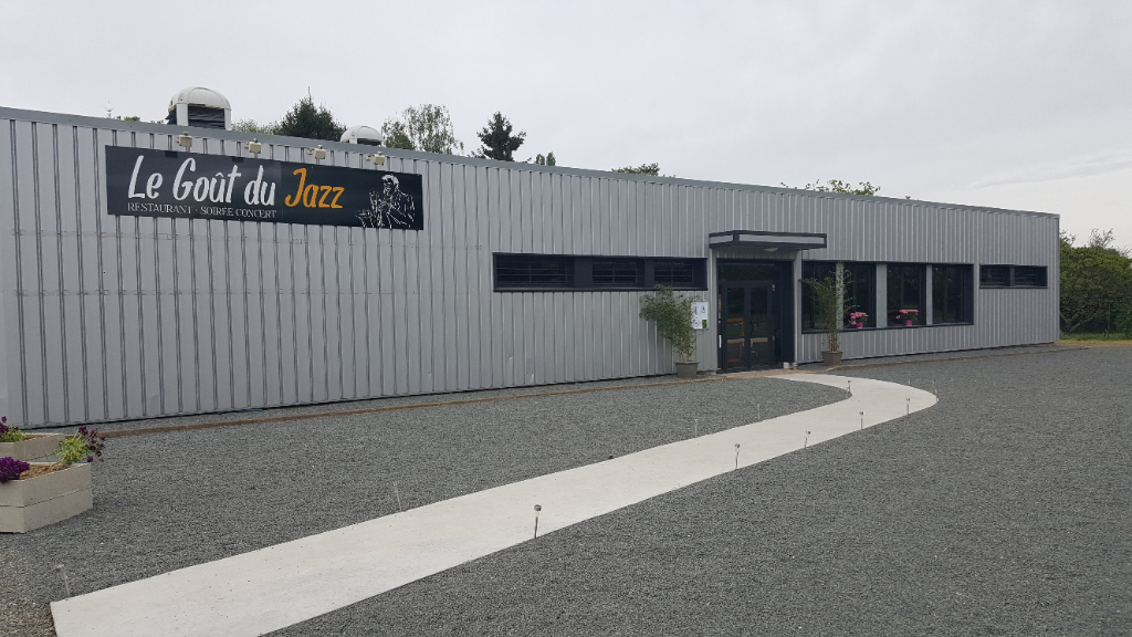 Photo Local commercial La Chartre Sur Le Loir 1 pièce(s) 310 m2 image 2/6