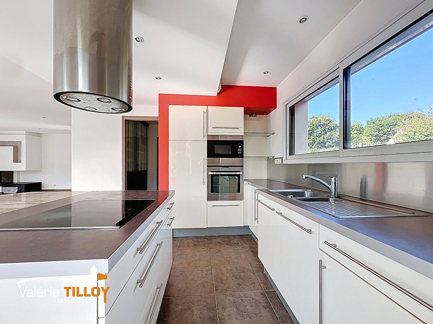 Photo Contemporaine d'exception de 175 m2 avec piscine dans un environnement privilégié image 4/6