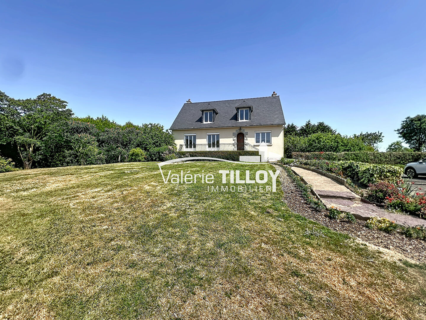 Maison individuelle avec grand terrain de 2 500 m², sous-sol complet et combles aménageables