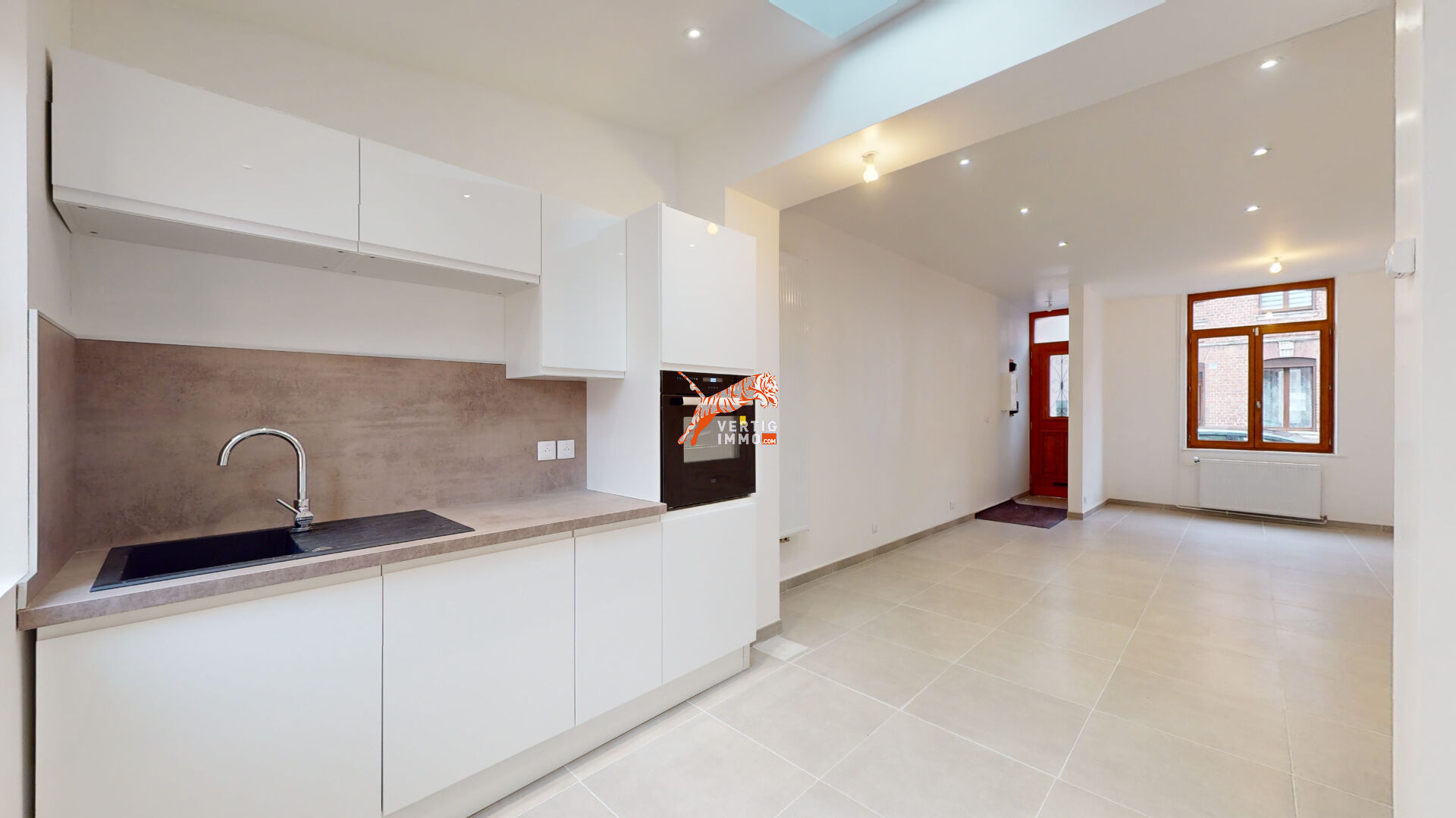 A VENDRE - AMIENS Saint Acheul. Amiénoise ENTIEREMENT rénovée avec cour, 3 chambres dont une suite parentale