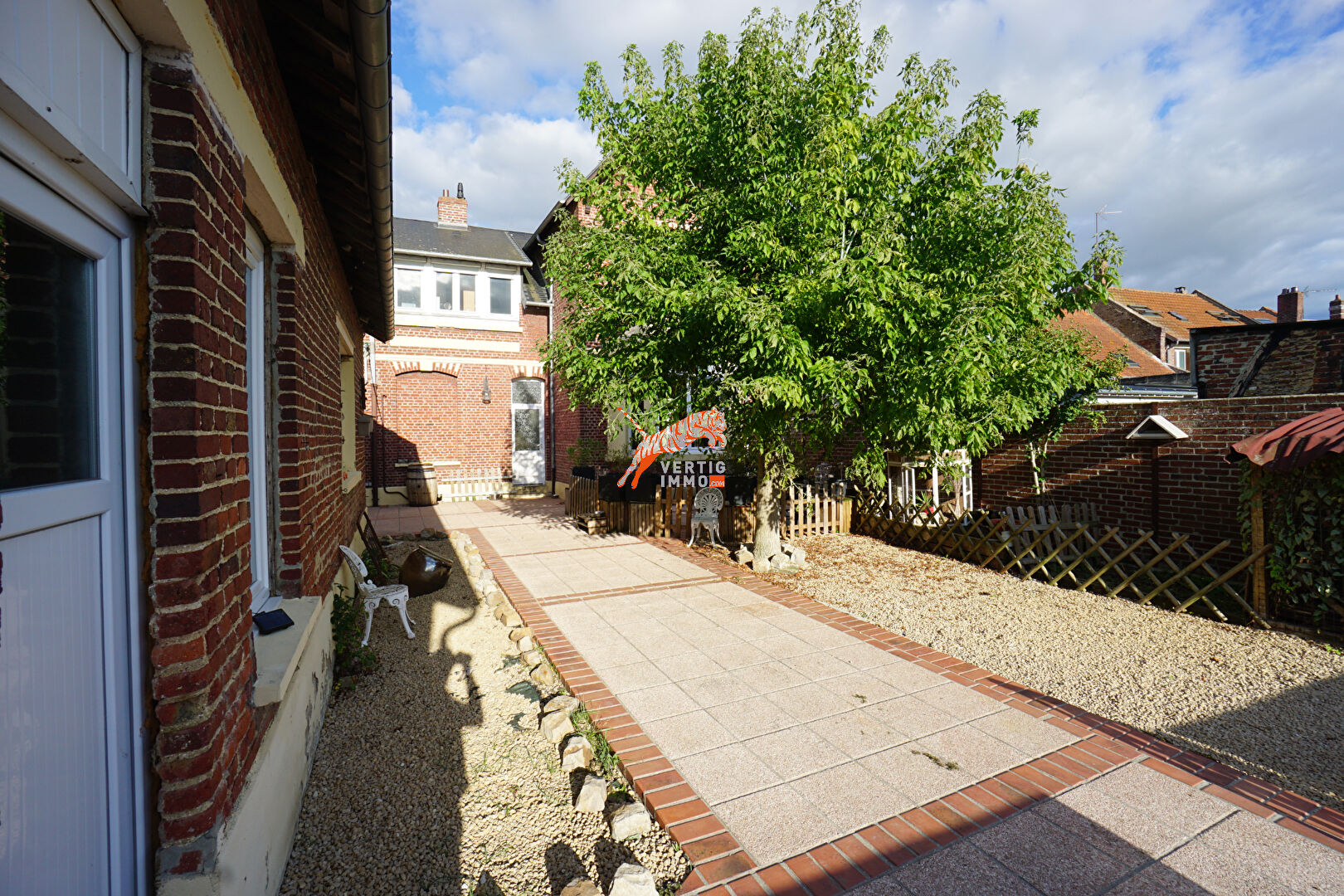 Photo MOREUIL, maison avec étang centre-ville image 2/6