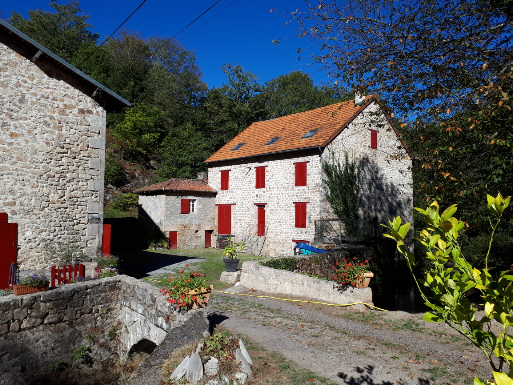 A 5 mn du Lac de StPardoux, MOULIN avec 3 maisons Razès 87640 A 5 mn du Lac de StPardoux, MOULIN avec 3 maisons Razès 87640
