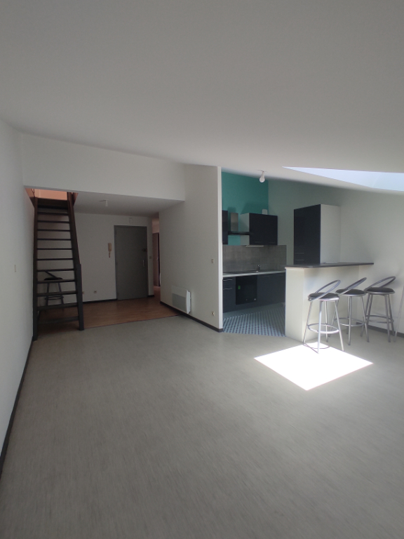 T3 PROCHE DE LA PLACE DENIS DUSSOUBS