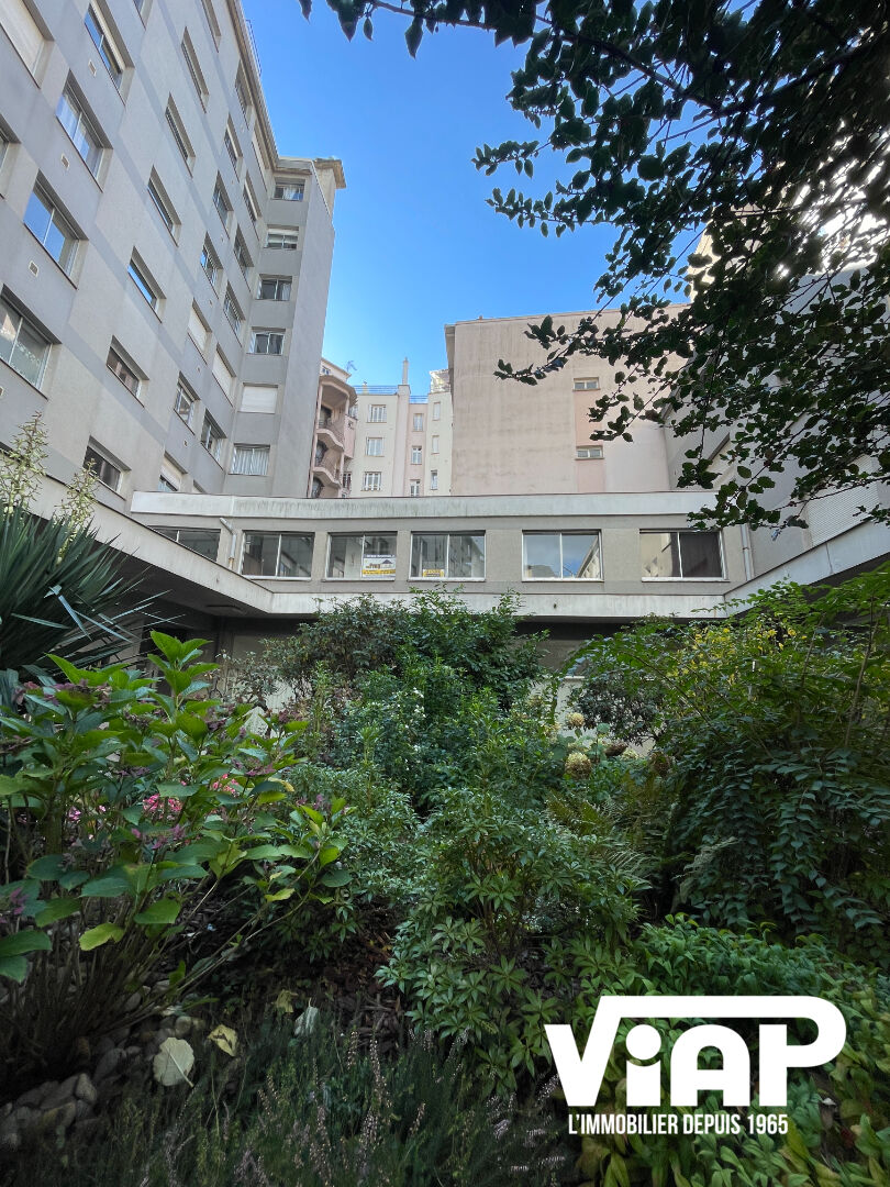 Photo BUREAUX 106 M² PLACE DE LA REPUBLIQUE image 2/6