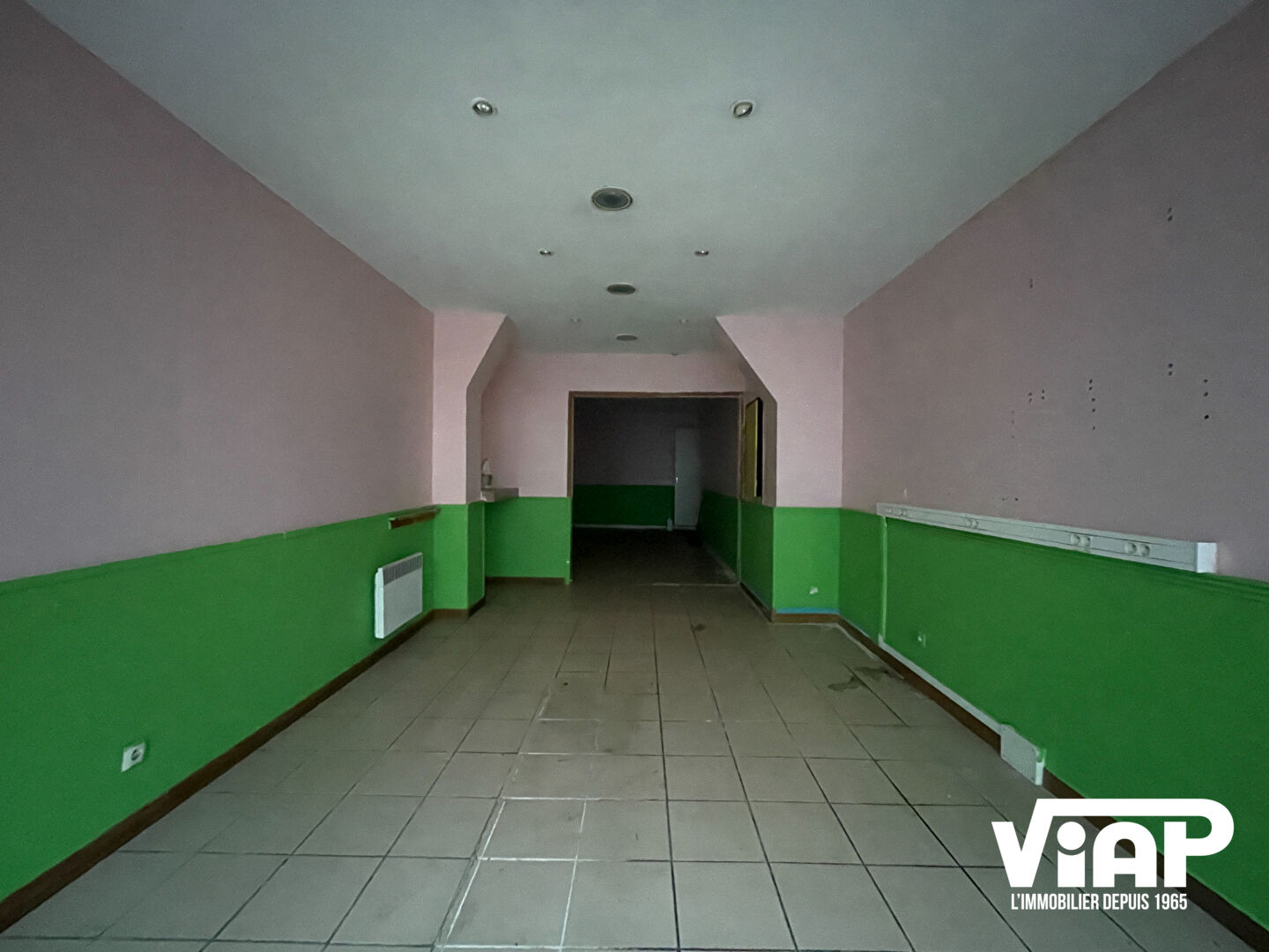 Photo Place d'Aine - Halles - A. Dubouché - Local commercial 40 m2 image 3/5