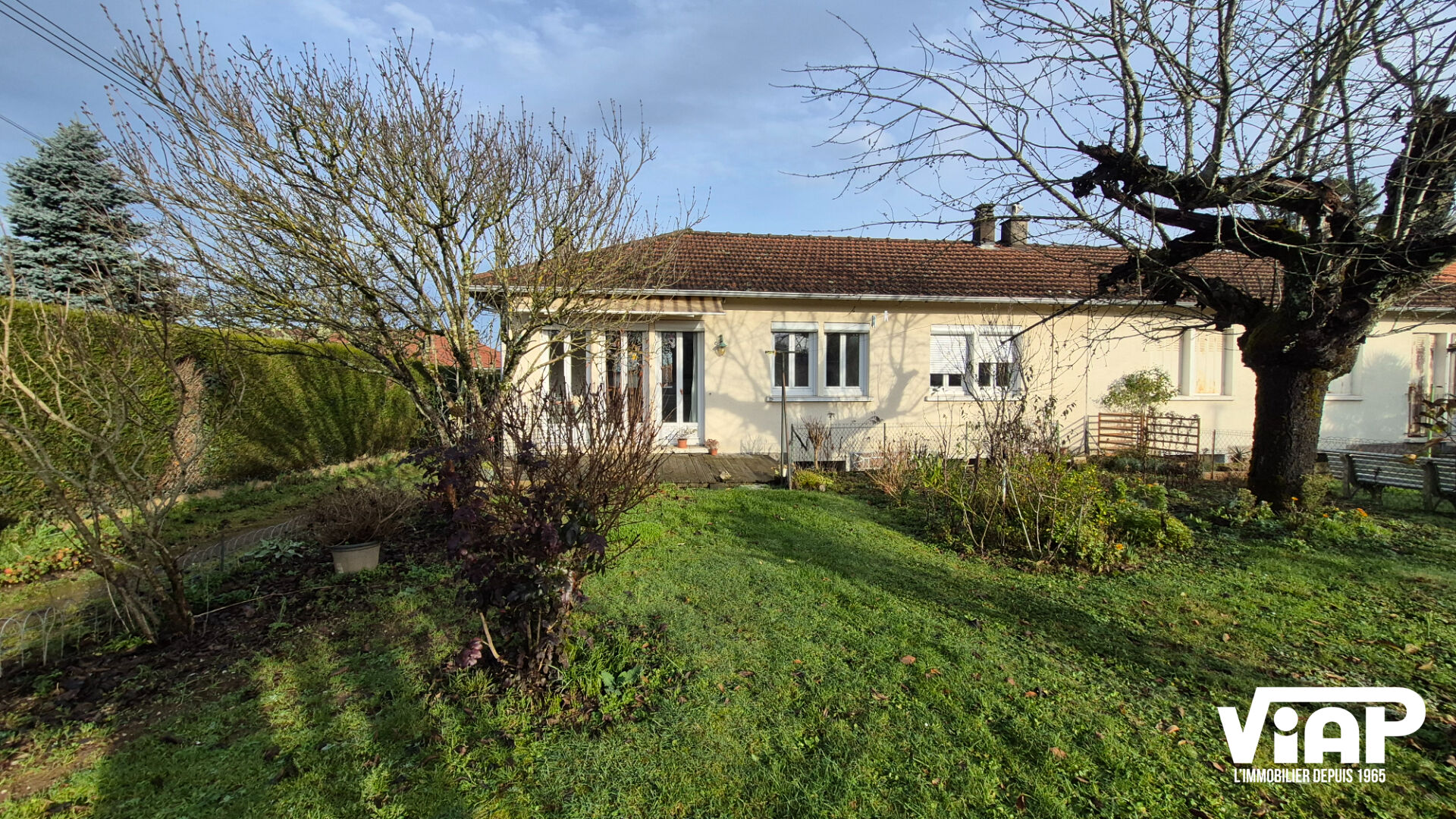 Photo Vigenal, maison mitoyenne d'un coté avec garage image 2/6